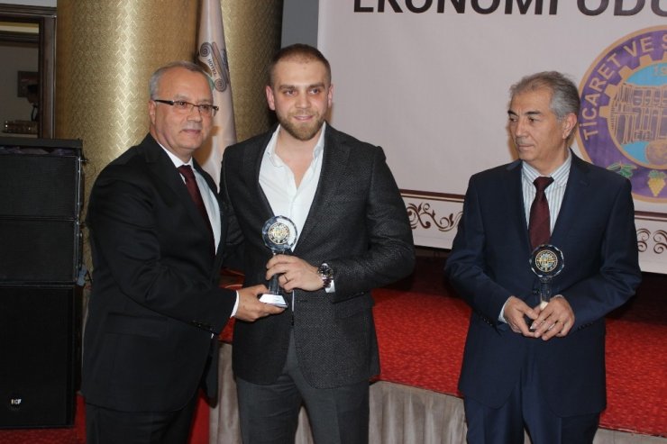 Salihli’nin rekortmen iş adamları plaketle onurlandırıldı