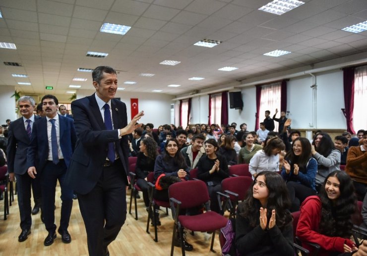 Milli Eğitim Bakanı Selçuk’u duygulandıran kucaklaşma