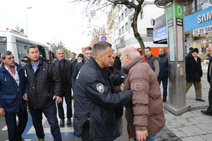 Sakarya’da şehir merkezindeki durakta hareketli dakikalar