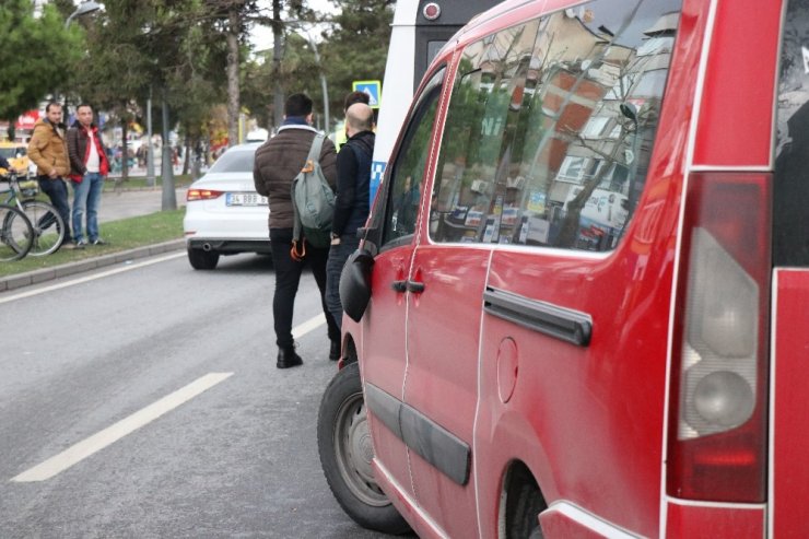 Sakarya’da şehir merkezindeki durakta hareketli dakikalar