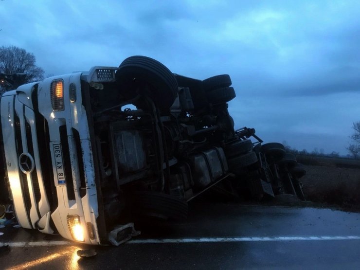 Sürücüsünün kontrolünden çıkan tır devrildi: 1 yaralı