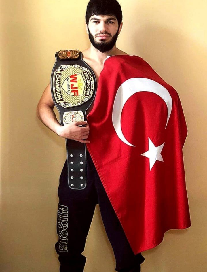 Şamil Kadirov Gürcistan’dan “altın kemer” ile döndü