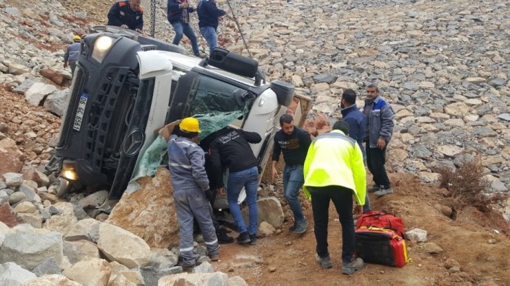 Siirt’te kamyon şarampole yuvarlandı: 1 yaralı