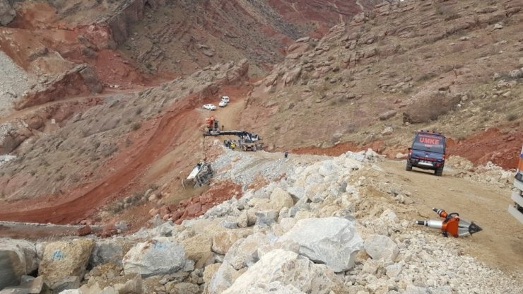 Siirt’te kamyon şarampole yuvarlandı: 1 yaralı