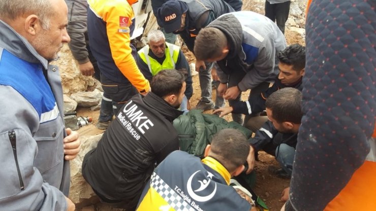 Siirt’te kamyon şarampole yuvarlandı: 1 yaralı