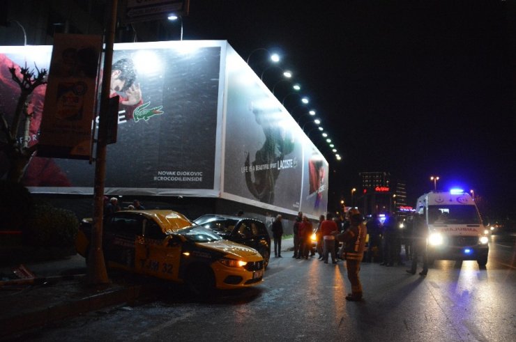 Büyükdere Caddesinde taksi ile ticari araç çarpıştı: 3 yaralı