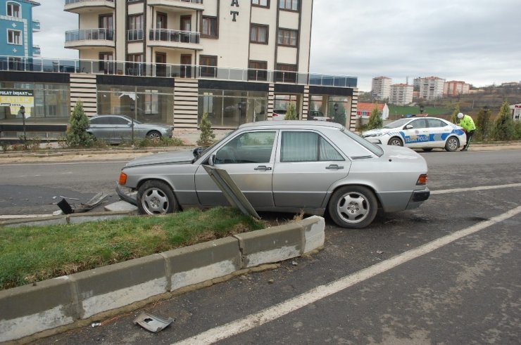 Otomobiliyle refüje çarpan 73 yaşındaki sürücü yaralandı