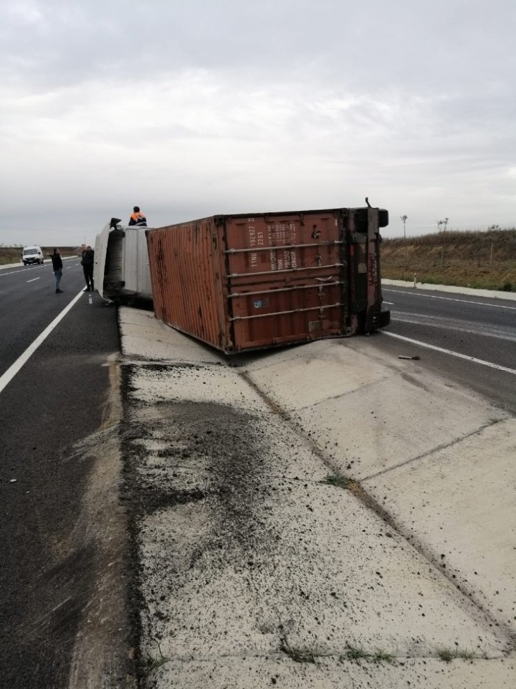 Tekirdağ’da tırın devrilmesi sonucu sürücü yaralandı