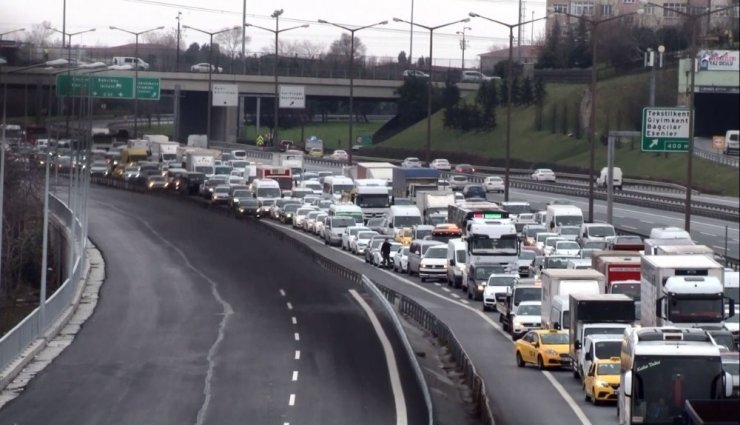 TEM Otoyolu’nu trafiğe kapatan intihar girişimi