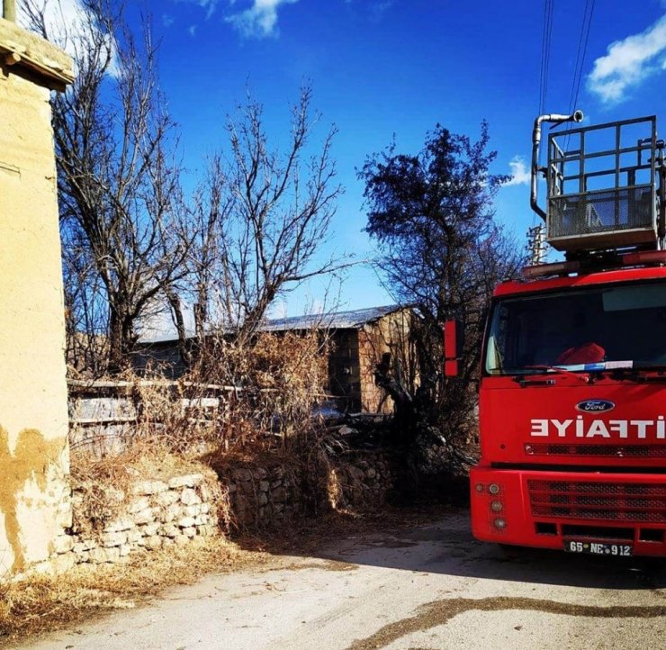 Van’da odunluk yangını