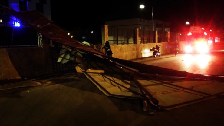 Van’da rüzgar çatı uçurdu