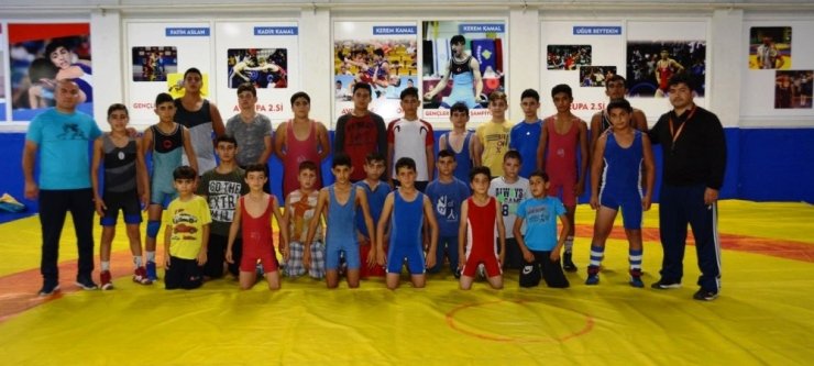 Yunusemreli güreşçiler müsabakalara hazırlanıyor