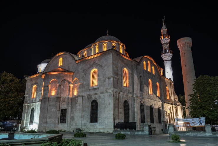 Abdülhamid Han'ın yapımına destek verdiği "teze cami" ihtişamını koruyor