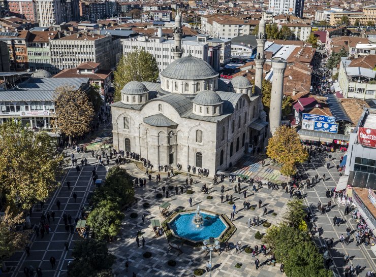 Abdülhamid Han'ın yapımına destek verdiği "teze cami" ihtişamını koruyor