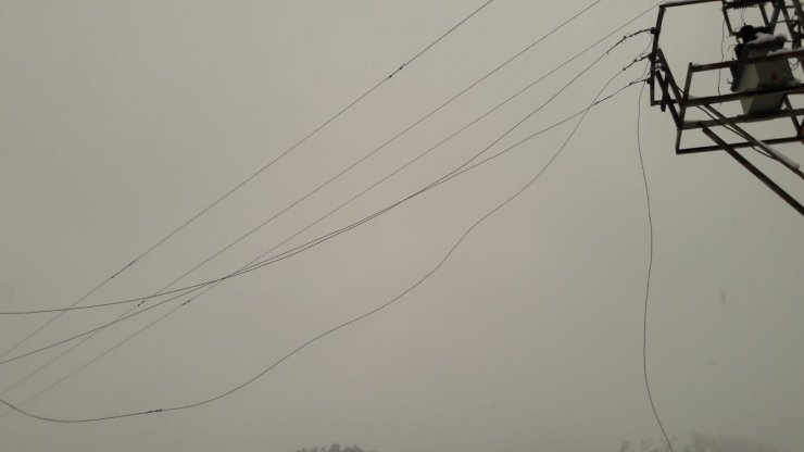 Adana ve Osmaniye'nin yüksek kesimlerindeki kar yağışı hayatı olumsuz etkiliyor