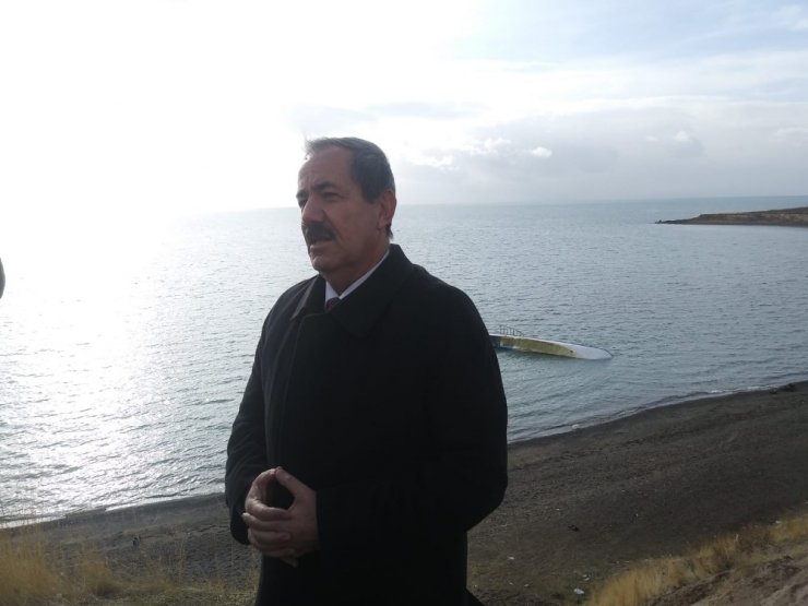 Tekne devrilince yüzerek kıyıya çıkmışlar