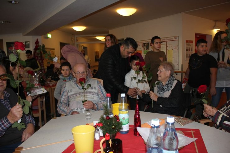 Almanya'daki Türk çocuklarından Noel'de huzurevi ziyareti