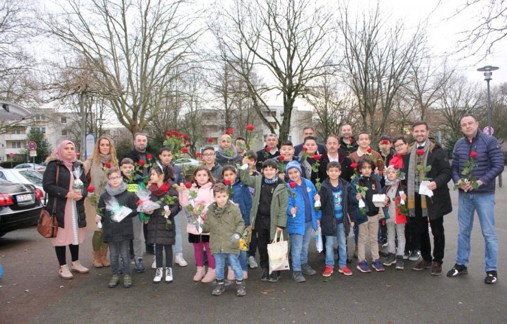 Almanya'daki Türk çocuklarından Noel'de huzurevi ziyareti