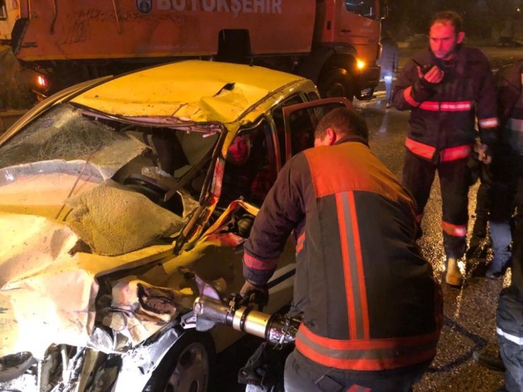 Başkent’te 2 araca çarpan otomobilin sürücüsü kabin içinde sıkıştı