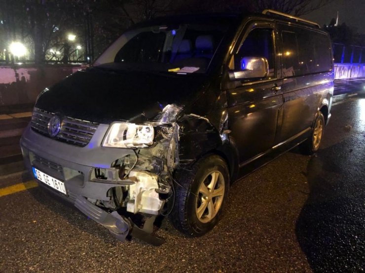 Başkent’te 2 araca çarpan otomobilin sürücüsü kabin içinde sıkıştı