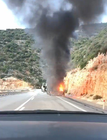 Antalya’da lastiği patlayan çimento yüklü tır alev alev yandı