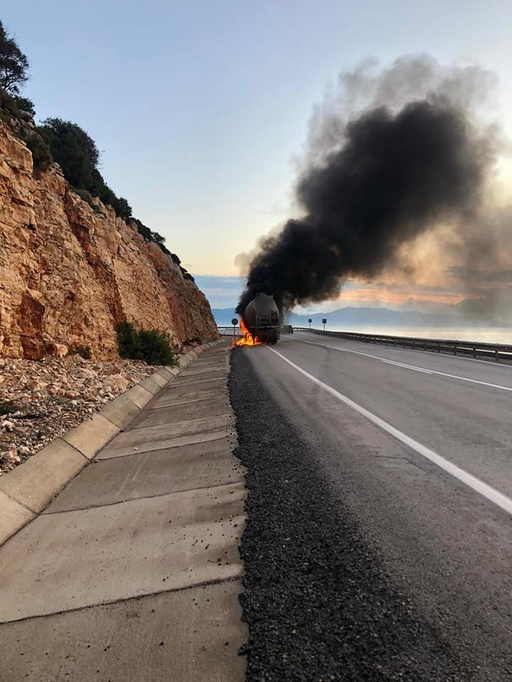 Antalya’da lastiği patlayan çimento yüklü tır alev alev yandı
