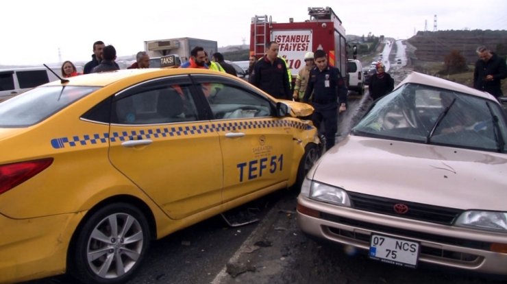Arnavutköy’de otomobil taksiyle çarpıştı: 1 yaralı