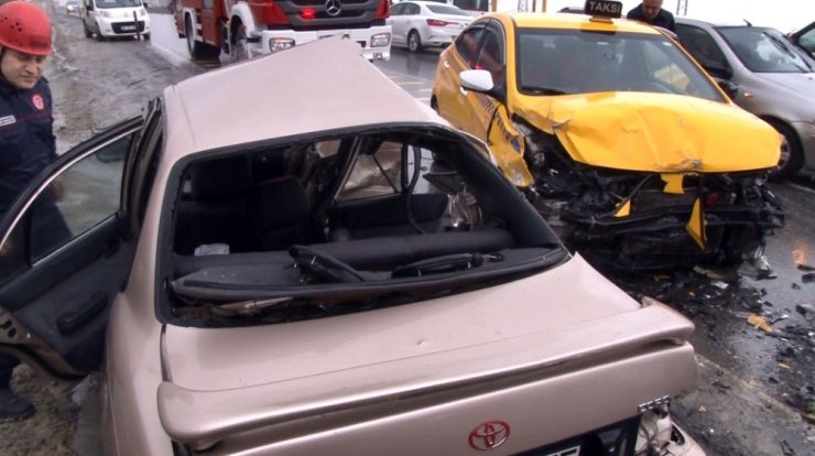 Arnavutköy’de otomobil taksiyle çarpıştı: 1 yaralı