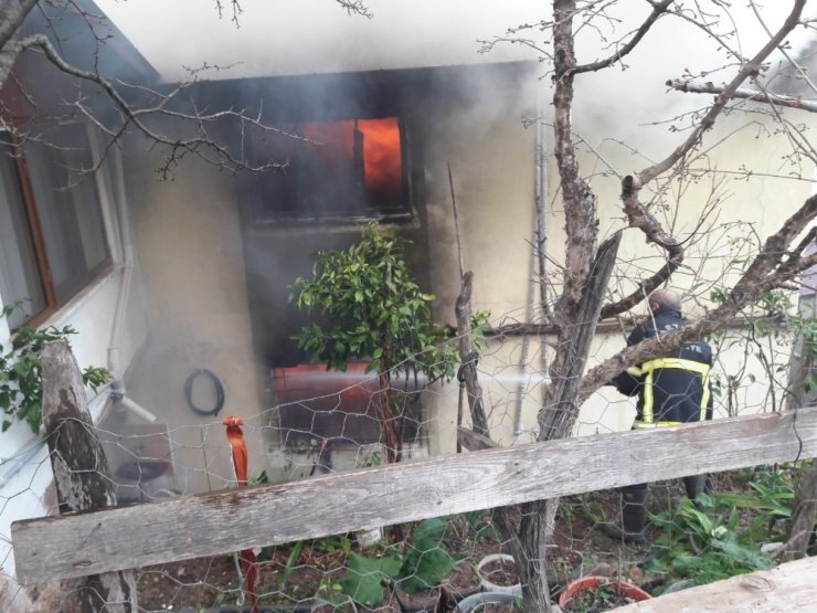 Köyde korkutan yangın: Bir ev kullanılamaz hale geldi