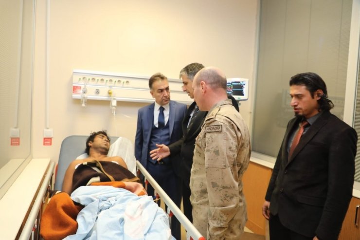 Vali Çağatay’dan alabora olan tekneden kurtarılan yaralılara ziyaret