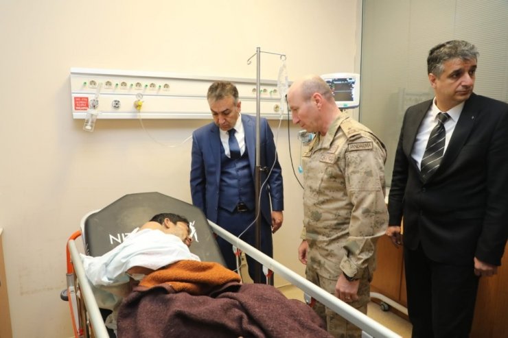 Vali Çağatay’dan alabora olan tekneden kurtarılan yaralılara ziyaret