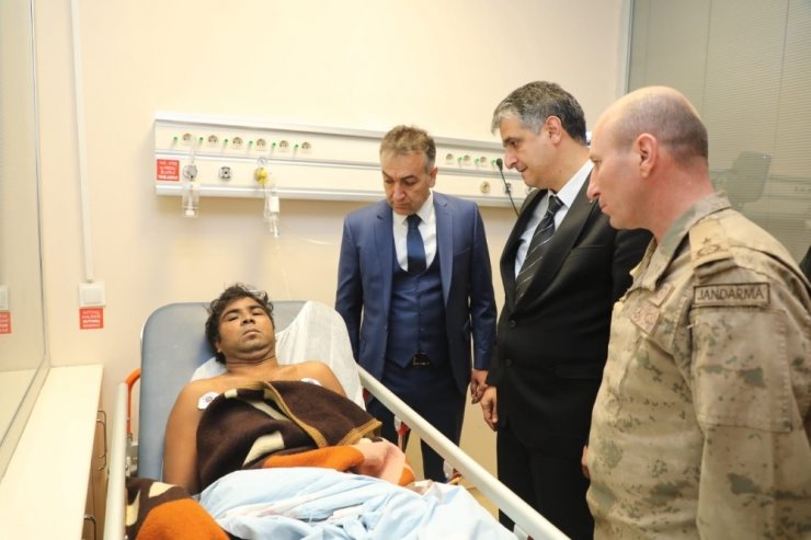Vali Çağatay’dan alabora olan tekneden kurtarılan yaralılara ziyaret