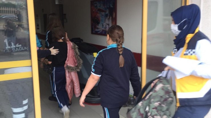 Barut kokusu çocukları etkiledi... Çok sayıda öğrenci hastaneye kaldırıldı