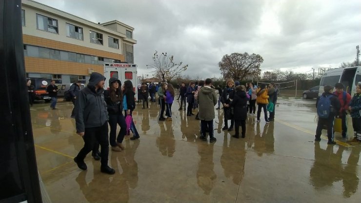 Barut kokusu çocukları etkiledi... Çok sayıda öğrenci hastaneye kaldırıldı
