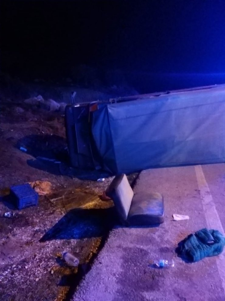 Çanakkale’de kaçak göçmen taşıyan kamyonet devrildi: 32 yaralı