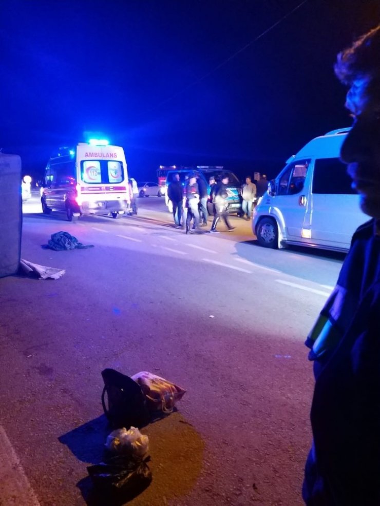 Çanakkale’de kaçak göçmen taşıyan kamyonet devrildi: 32 yaralı