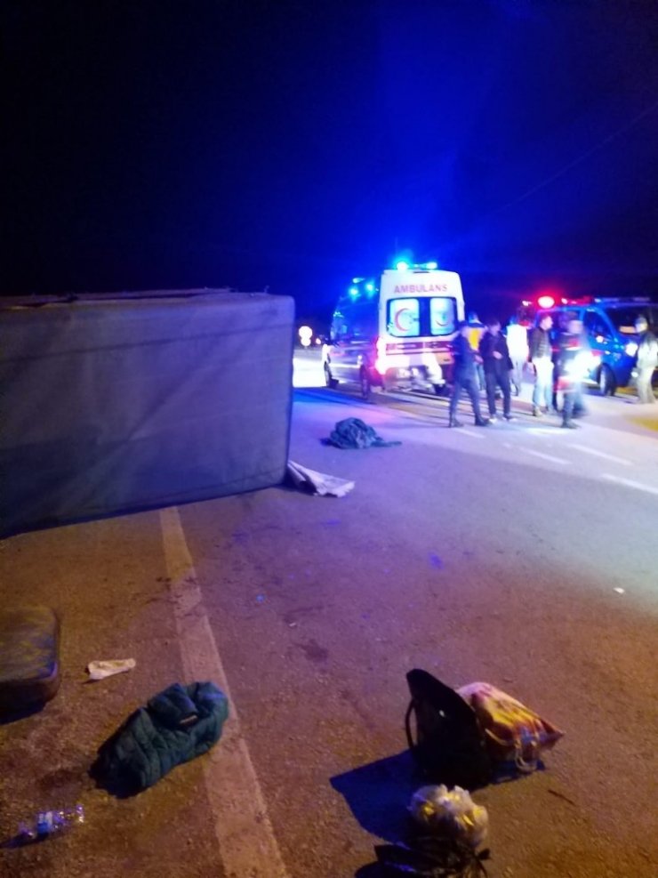 Çanakkale’de kaçak göçmen taşıyan kamyonet devrildi: 32 yaralı