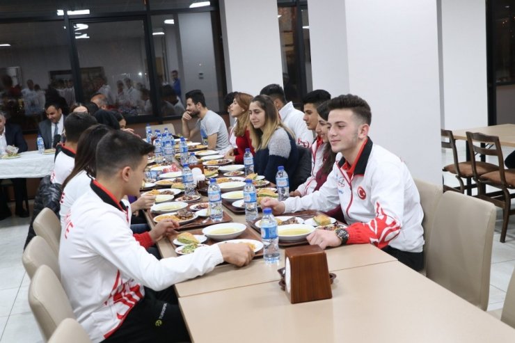 Golball Kadın Milli Takımı, Güreş Eğitim Merkezi Sporcuları ile yemekte bir araya geldi