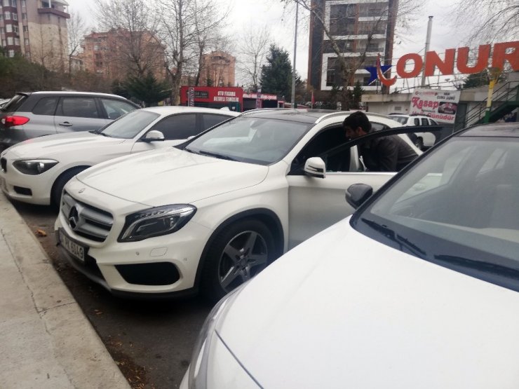 Lüks otomobilin hava yastığını çalan hırsızlar kamerada
