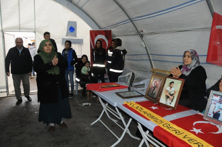 Evladına kavuşma sevincini oturma eylemi yapan annelerle paylaştı