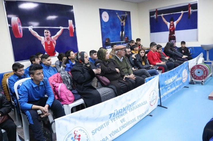 Halter heyecanı 50 sporcunun katılımıyla başladı