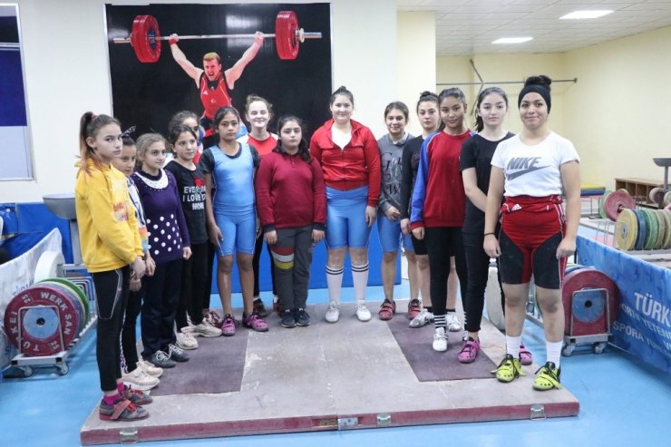 Halter heyecanı 50 sporcunun katılımıyla başladı
