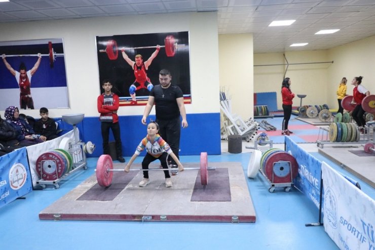 Halter heyecanı 50 sporcunun katılımıyla başladı