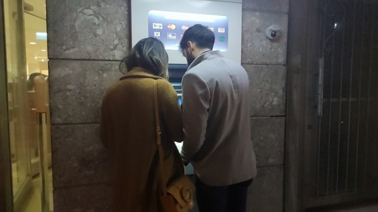 Polis sayesinde dolandırılmaktan kurtuldular