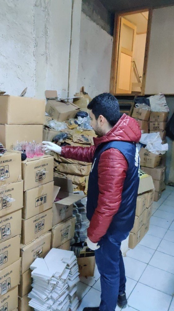 Ele geçirilen sahte parfümler emniyette sergilendi