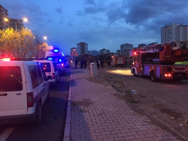 İnşaatın çatısına çıkan şahsı pencereden izlediler
