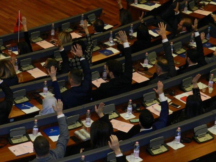 Kosova Meclisinde milletvekilleri yemin etti