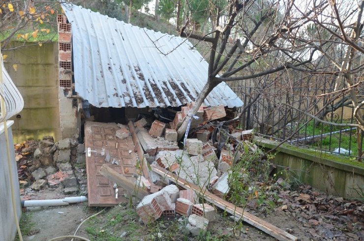 Manisa’da toprak kayması okulun bahçe duvarlarına zarar verdi
