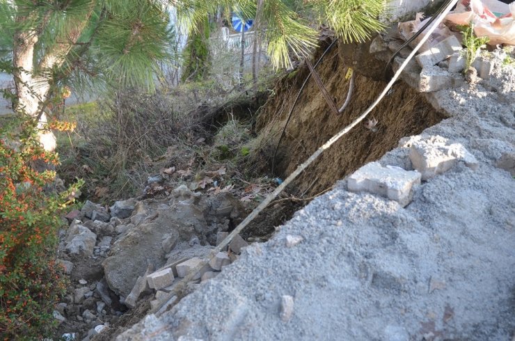 Manisa’da toprak kayması okulun bahçe duvarlarına zarar verdi