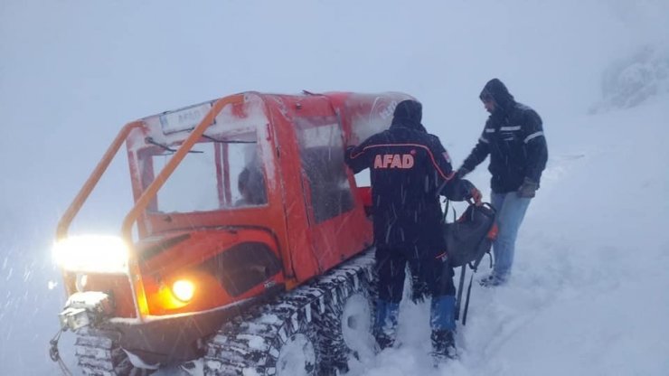 Dağlık alanda kar ve sisten mahsur kalan işçileri AFAD kurtardı